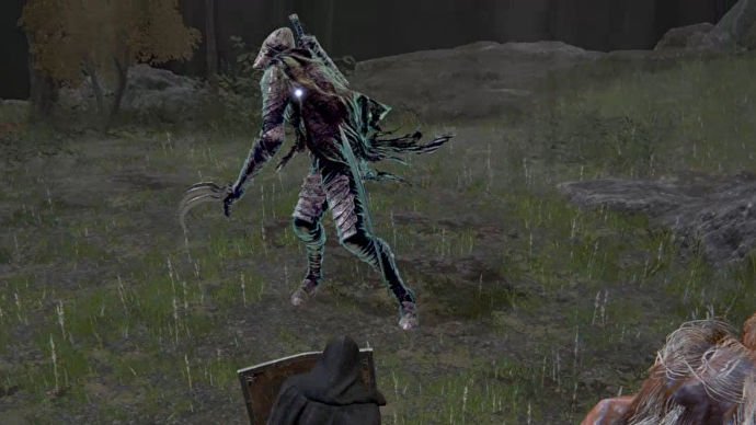 Elden Ring中的Bloodhound Knight Darriwil,准备用他的弯剑攻击玩家。