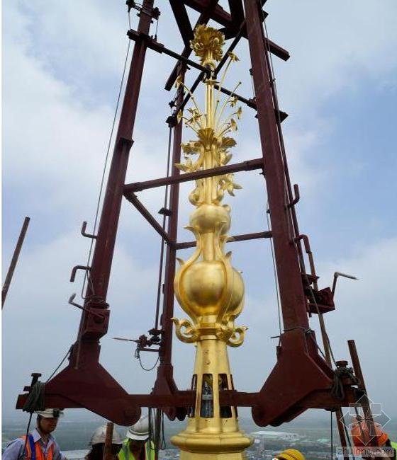 工人正在安装屋顶的金色牡丹